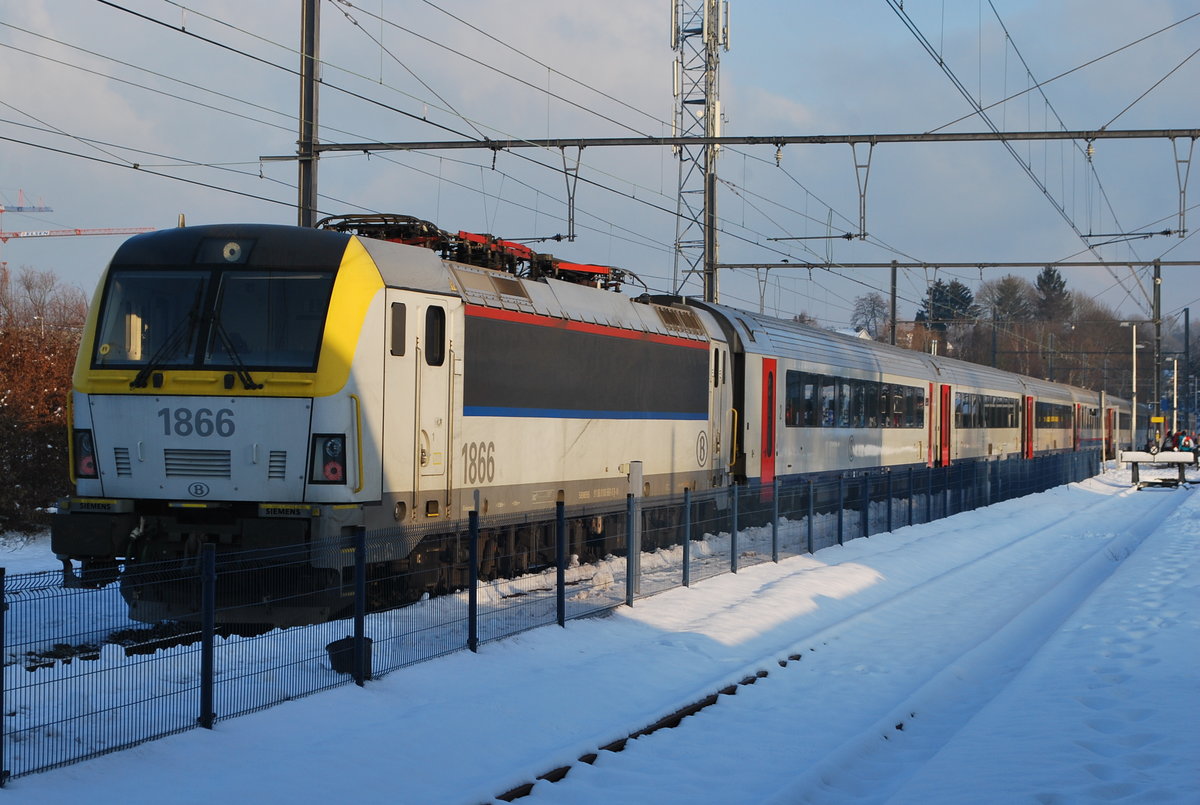 IC nach Oostende mit Elektrolok HLE 1866 wartet im Bhf Eupen am 16. Januar 2017 auf Abfahrt.