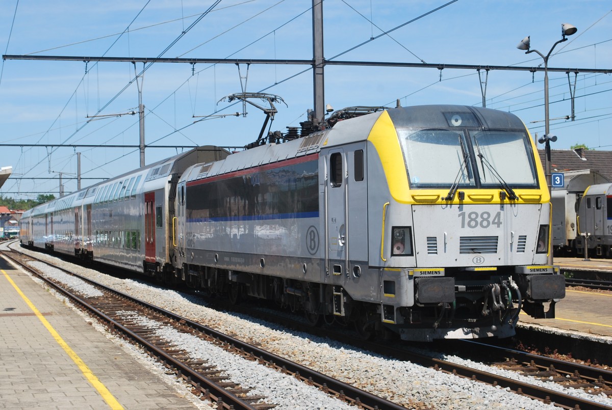IC-Zug in Richtung Knokke wartet im Bhf Tongeren auf Abfahrt. E-Lok 1884 steht am Ende des Zuges. 6. Juni 2014.