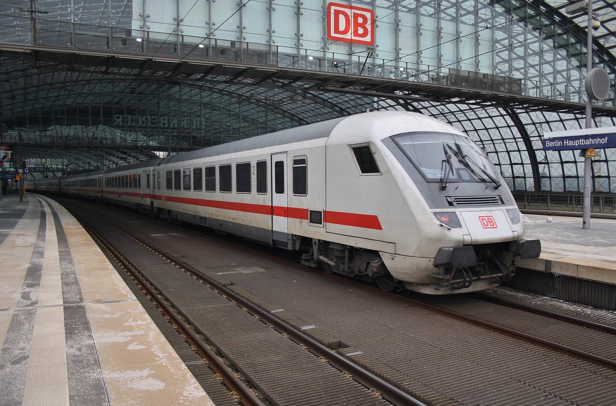 IC2011 von Berlin Ostbahnhof nach Stuttgart Hauptbahnhof fährt am 12.2.2017 in Berlin Hauptbahnhof ein. Zuglok war 101 055-2.