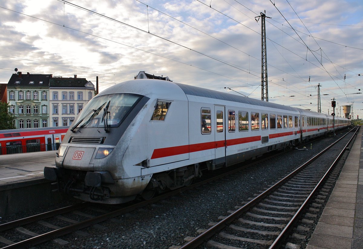 IC2024 von Plattling fährt am 2.9.2017 in Hamburg-Altona ein. Schublok war 101 044-6.