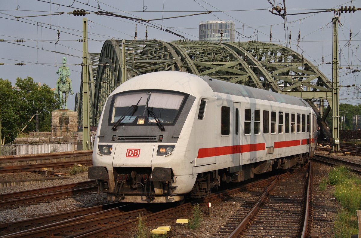 IC2213 von Ostseebad Binz nach Stuttgart Hauptbahnhof erreicht am 16.8.2017 den Kölner Hauptbahnhof. Schublok war 101 027-1.