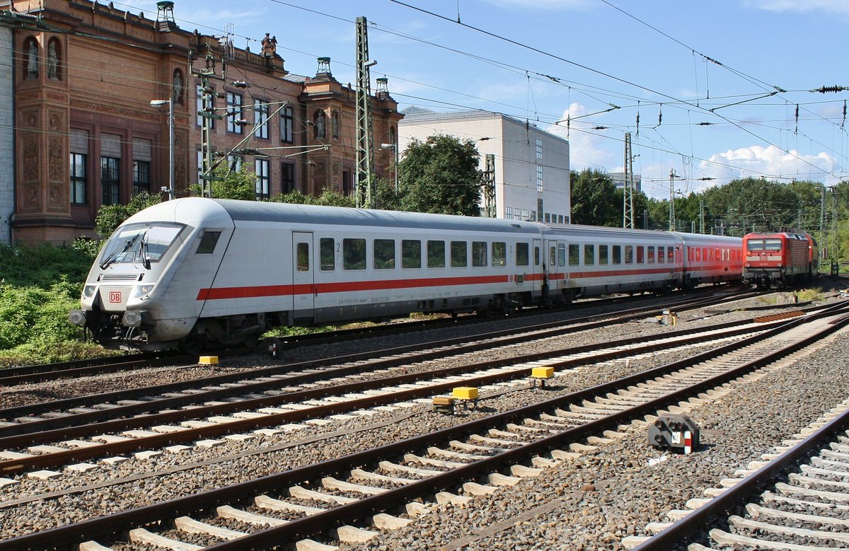 IC2229 von Kiel Hauptbahnhof nach Frankfurt(Main) Hauptbahnhof erreicht am 2.9.2017 den Hamburger Hauptbahnhof. Schublok war 101 027-1.