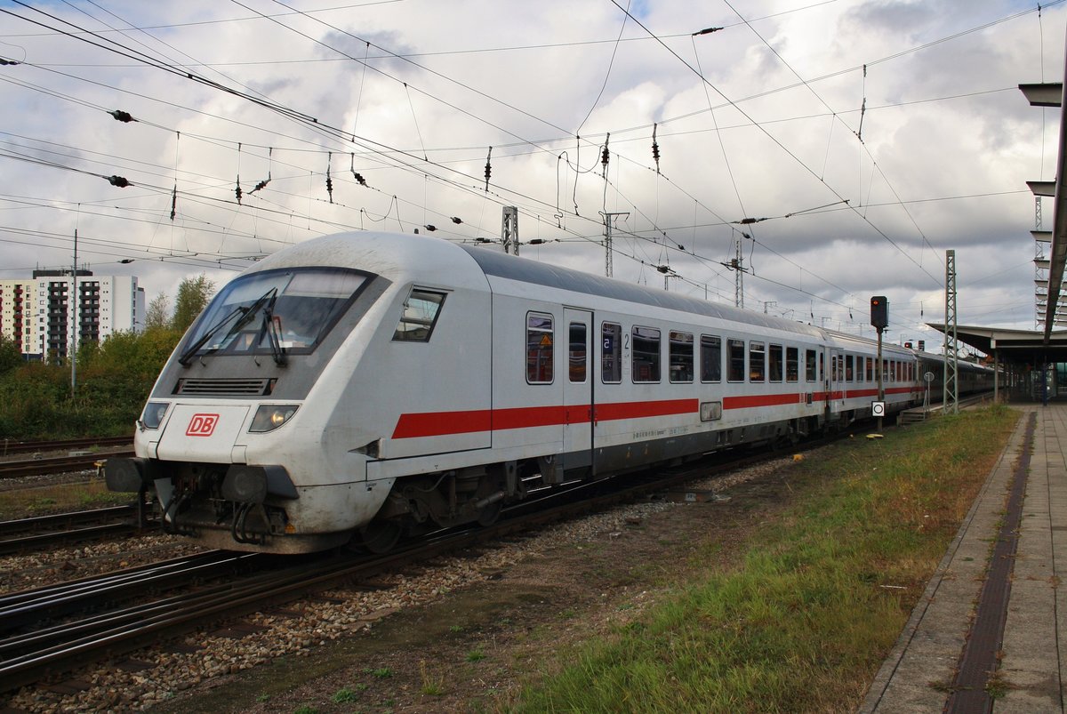 IC2301 von Warnemünde nach München Hauptbahnhof macht sich am 8.10.2016 im Rostocker Hauptbahnhof auf den Weg. Schublok war 120 103-7.