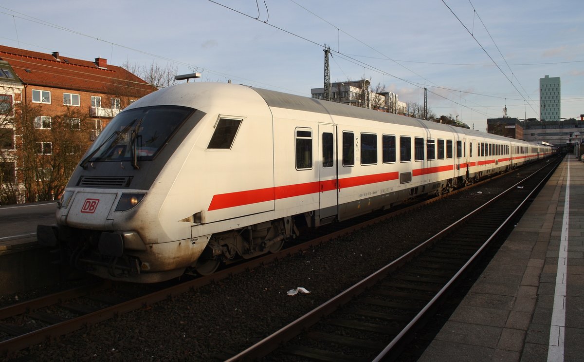 IC2321 von Hamburg-Altona nach Koblenz Hauptbahnhof steht am Abend des 25.3.2017 im Startbahnhof bereit. Schublok war 101 132-9.