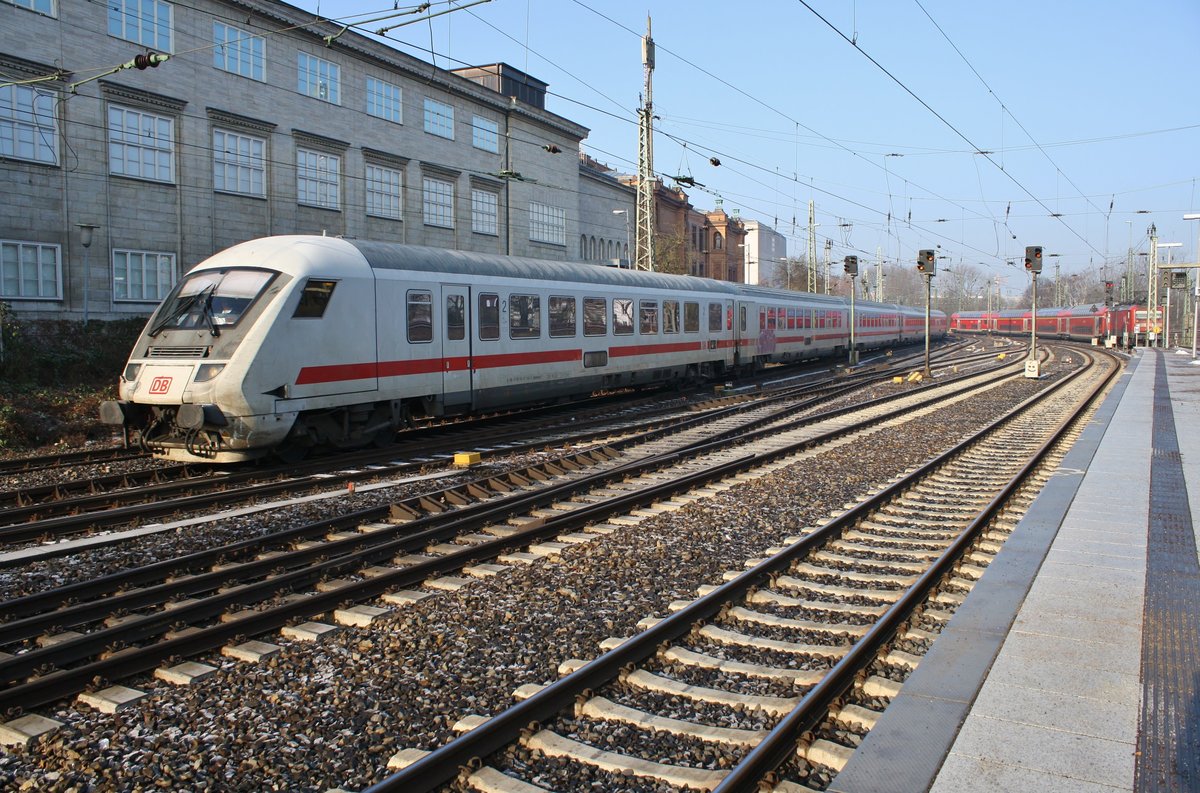 IC2371 von Hamburg-Altona nach Karlsruhe Hauptbahnhof erreicht am 10.2.2018 den Hamburger Hauptbahnhof. Schublok war 101 027-1. 
