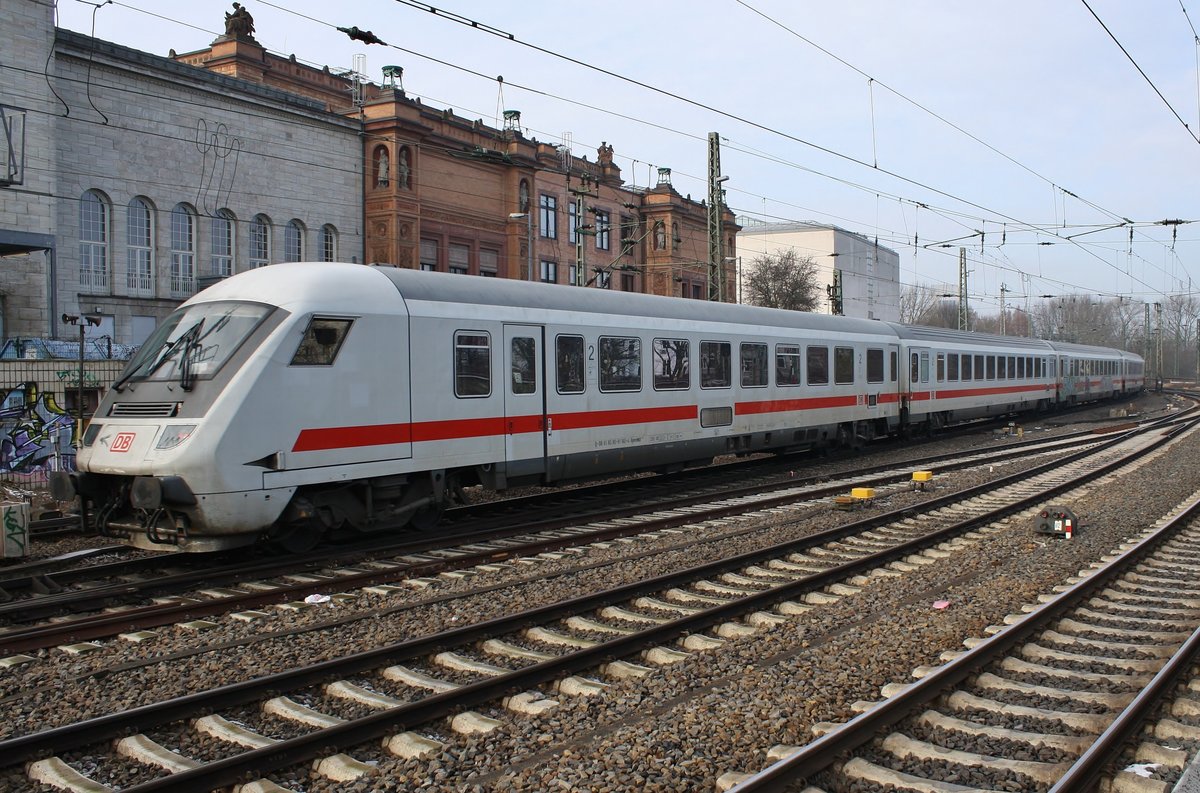 IC2378 von Frankfurt(Main) Hauptbahnhof nach Hamburg-Altona fährt am 10.2.2018 aus dem Hamburger Hauptbahnhof aus. Zuglok war 101 017-2.