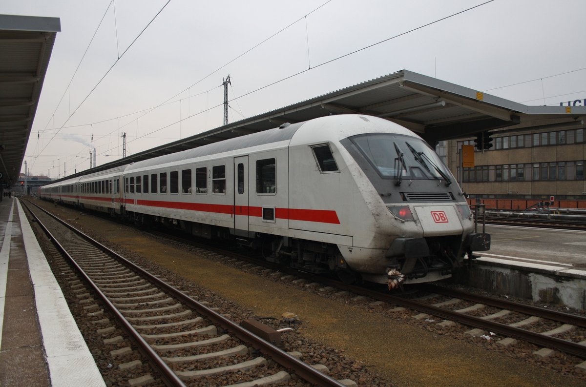 IC2424 von Berlin Südkreuz nach Ostseebad Binz fährt am 11.2.2017 in Berlin Lichtenberg ein. Zuglok war 101 052-9.