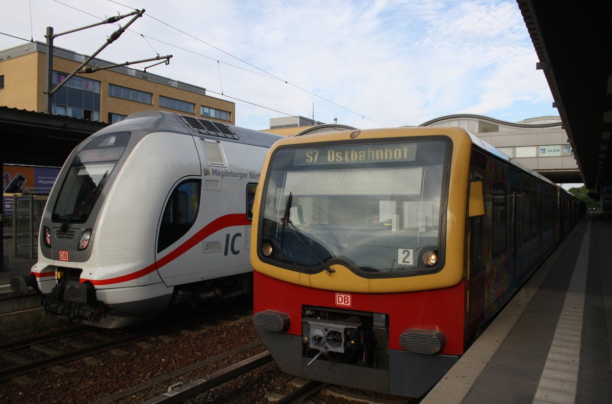 IC2432  Ostfriesland  von Cottbus nach Norddeich Mole mit 146 563-2 und 481 019-8 als S7 von Potsdam Hauptbahnhof nach Berlin Ostbahnhof begegnen sich am 30.7.2016 in Potsdam Hauptbahnhof.