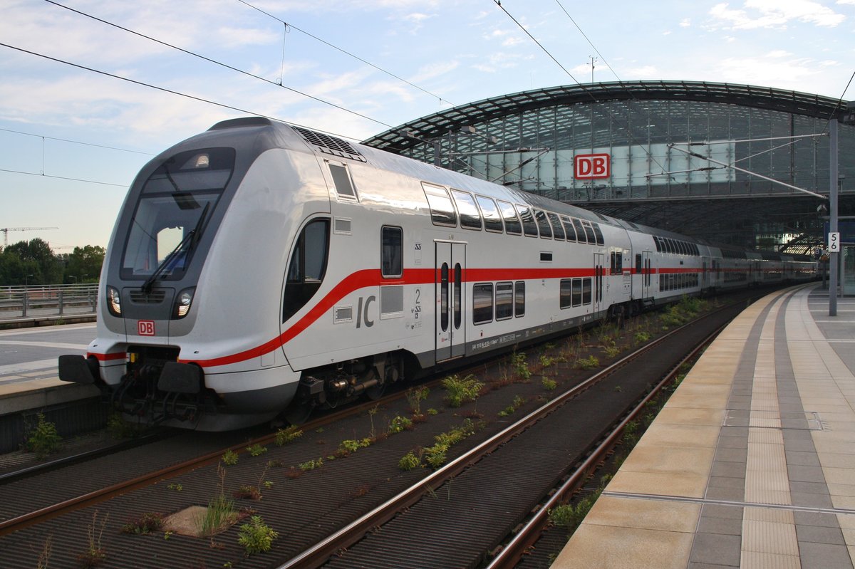 IC2432  Ostfriesland  von Cottbus nach Norddeich Mole macht sich am 2.8.2016 im Berliner Hauptbahnhof auf den Weg. Schublok war 146 571-5.