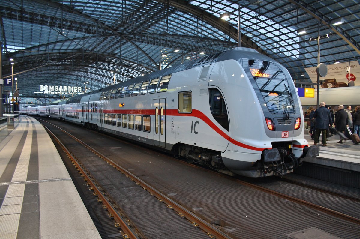 IC2432  Ostfriesland  hat am 10.3.2017 auf der Fahrt von Cottbus nach Norddeich Mole den Berliner Hauptbahnhof erreicht. Zuglok war 146 556-6.