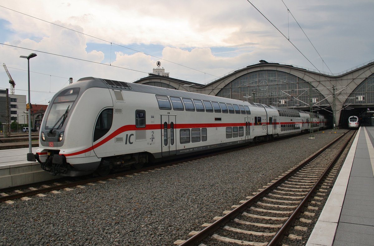 IC2441 von Köln Hauptbahnhof nach Dresden Hauptbahnhof verlässt am 13.5.2017 den Leipziger Hauptbahnhof. Schublok war 146 561-6.
