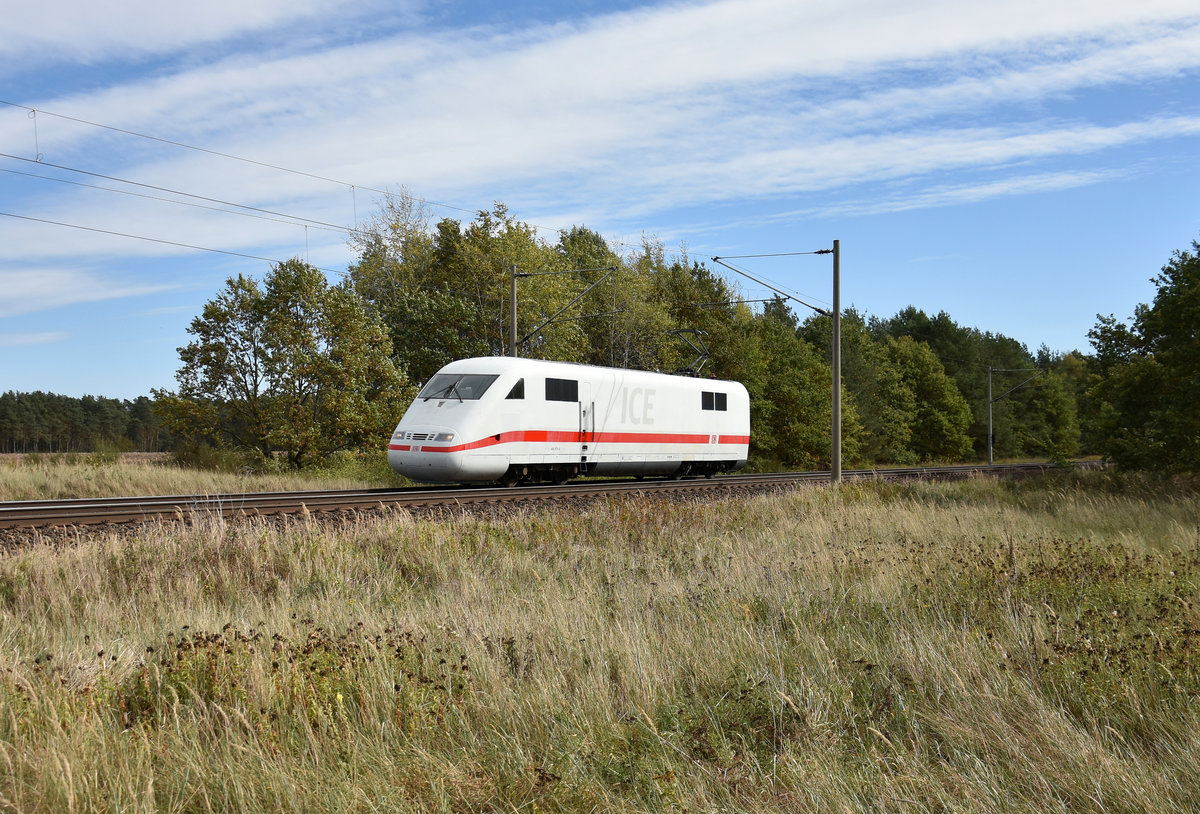 ICE 1 401 571-5 ist Solo mit einem Triebkopf in Richtung Hamburg unterwegs. Sieht schon etwas merkwürdig aus. 3km östlich von Büchen, 30.09.2018.