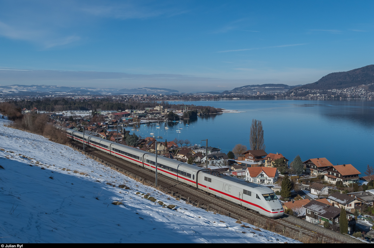 ICE 1  Castrop Rauxel  fährt am 29. Januar 2017 bei Einigen dem Thunersee entlang in Richtung Interlaken Ost.
