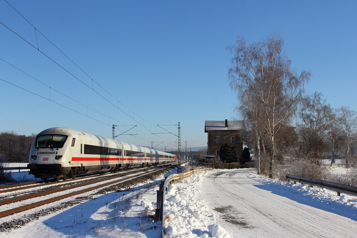 ICE 1005 bei Oberlangenstadt am 06.01.2017.