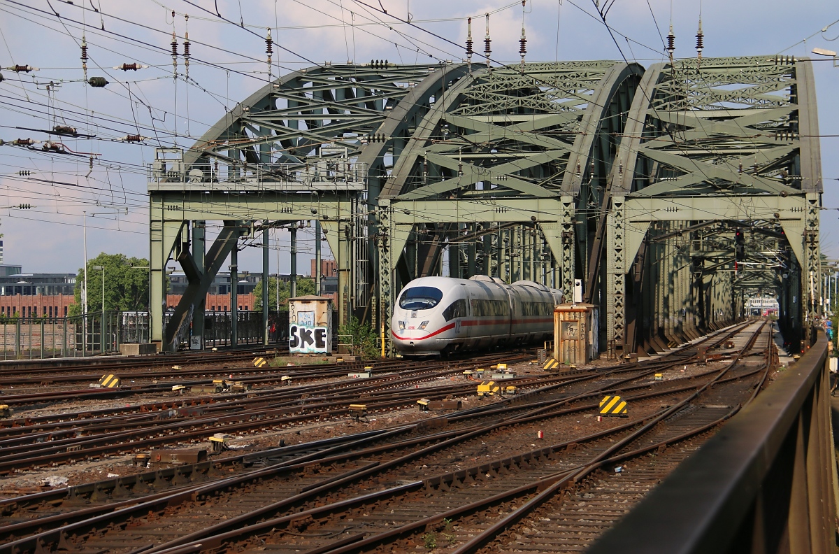ICE 3 bei der der Einfahrt nach Köln Hbf. Aufgenommen am 14.07.2014.