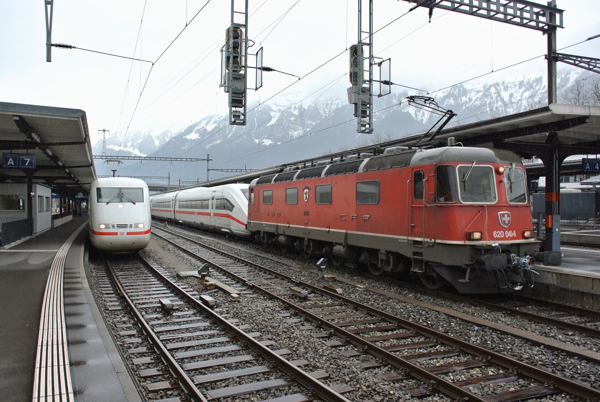 ICE 4 Messfahrten zwischen Interlaken Ost und Spiez: Re 620 040-6 zieht den ICE 4 9004 in Krze nach Spiez. Links daneben steht fahrbereit Richtung Deutschland der ICE 1 401 583-0, 09.03.2017.
