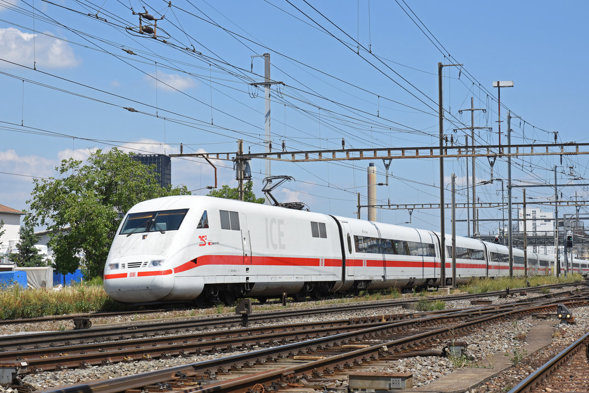 ICE 401 081-5 durchfährt den Bahnhof Pratteln. Die Aufnahme stammt vom 12.07.2018.