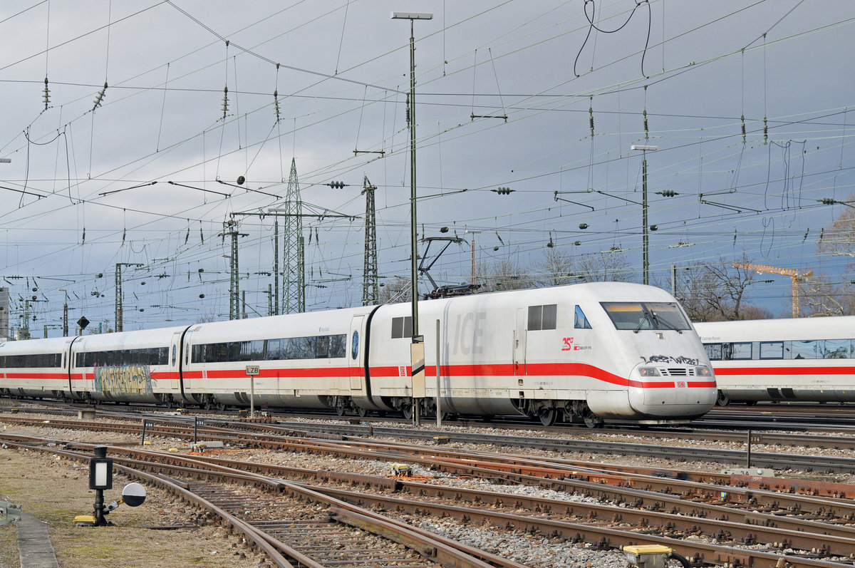ICE 401 081-5 fährt beim Badischen Bahnhof ein. Die Aufnahme stammt vom 18.01.2018.