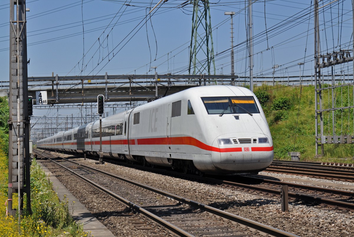 ICE 401 576-4 durchfährt den Bahnhof Muttenz. Die Aufnahme stammt vom 17.06.2015.