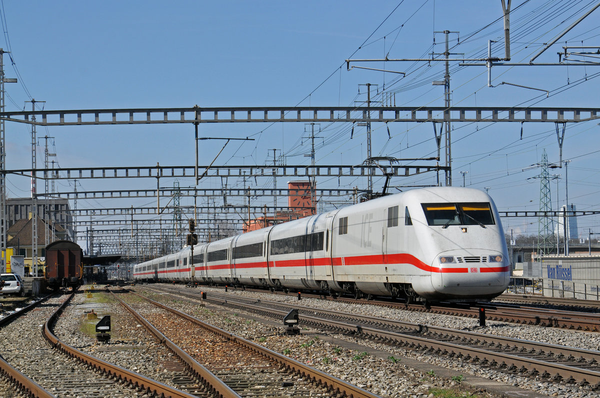 ICE 401 581-4 durchfährt den Bahnhof Muttenz. Die Aufnahme stammt vom 10.03.2017.