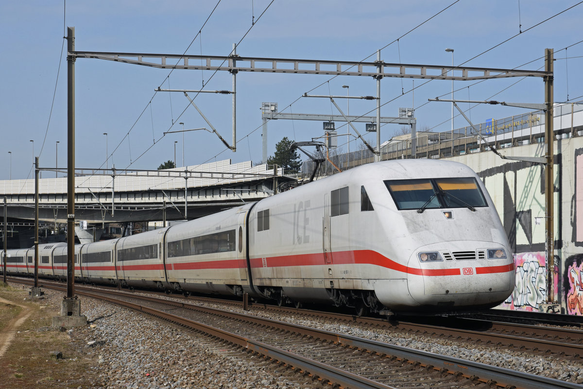 ICE 401 587-1 fährt Richtung Bahnhof Muttenz. Die Aufnahme stammt vom 19.02.2019.