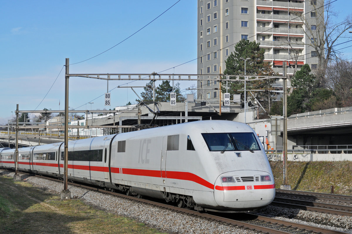 ICE 401 588-9, fährt Richtung Bahnhof Muttenz. Die Aufnahme stammt vom 01.12.2017.