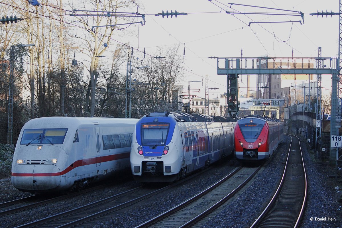 ICE 402 daneben NX RE7 und rechts die S8 in Wuppertal, am 29.12.2016.