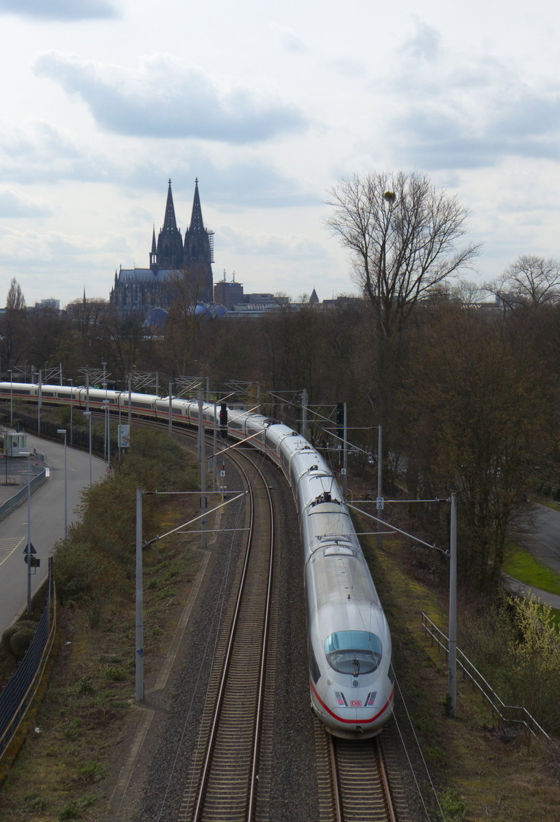 ICE 723 (Dortmund Hbf - München Hbf) erreicht in Kürze seinen nächsten Halt Köln Messe/Deutz (tief). Das Bild endstand am 30.03.2016 von der Zoobrücke.