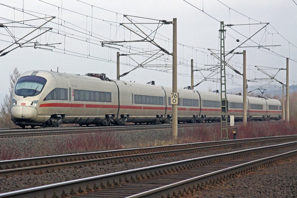 ICE 73 am 18.02.15  9:57 auf dem Weg nach Göttingen am Edesheimer Kiessee im Vordergrund die Gleise der KBS 350
