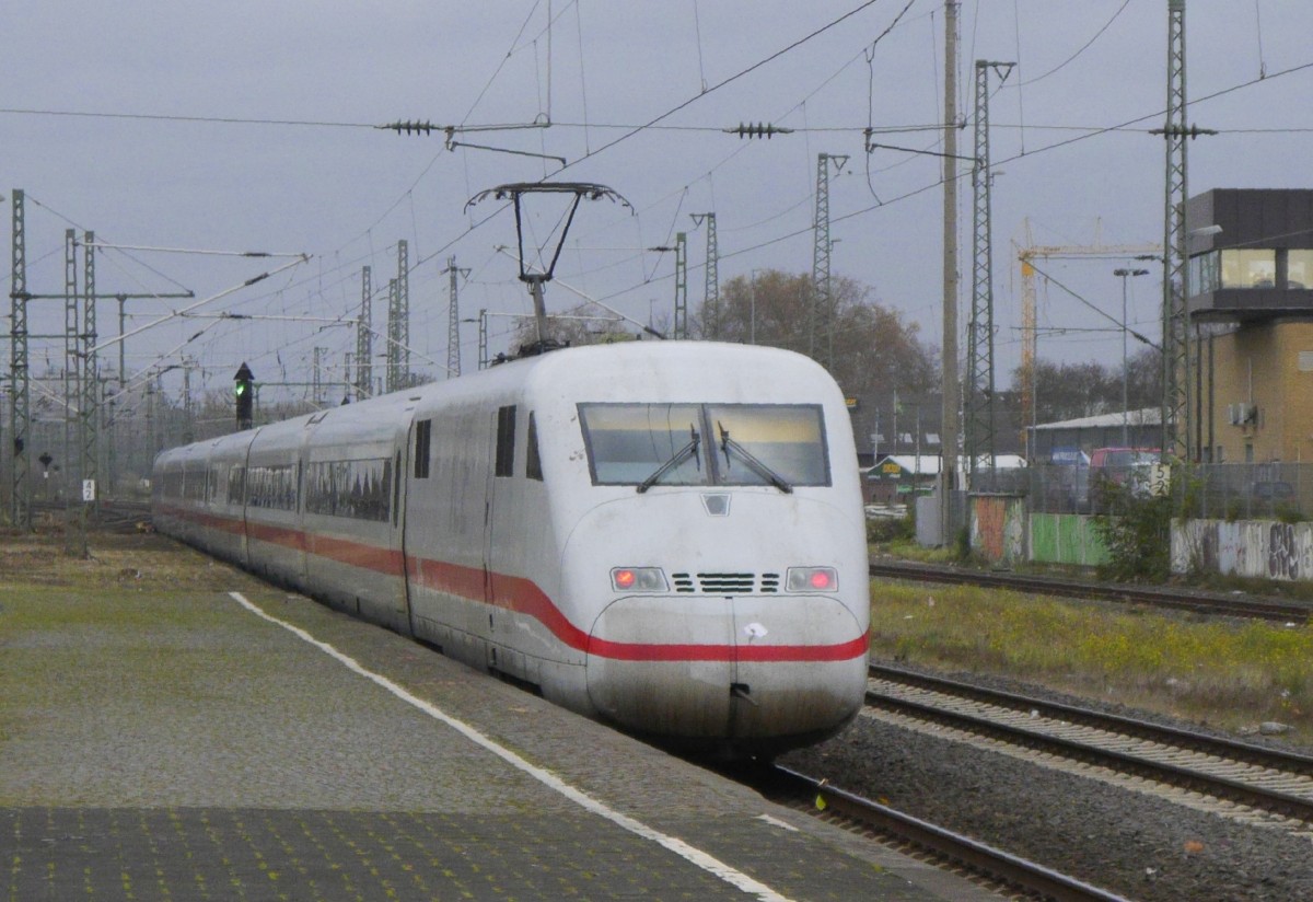 ICE 851 Köln - Berlin (ein ICE 2) durchfährt Köln-Mülheim am 15.11.15.