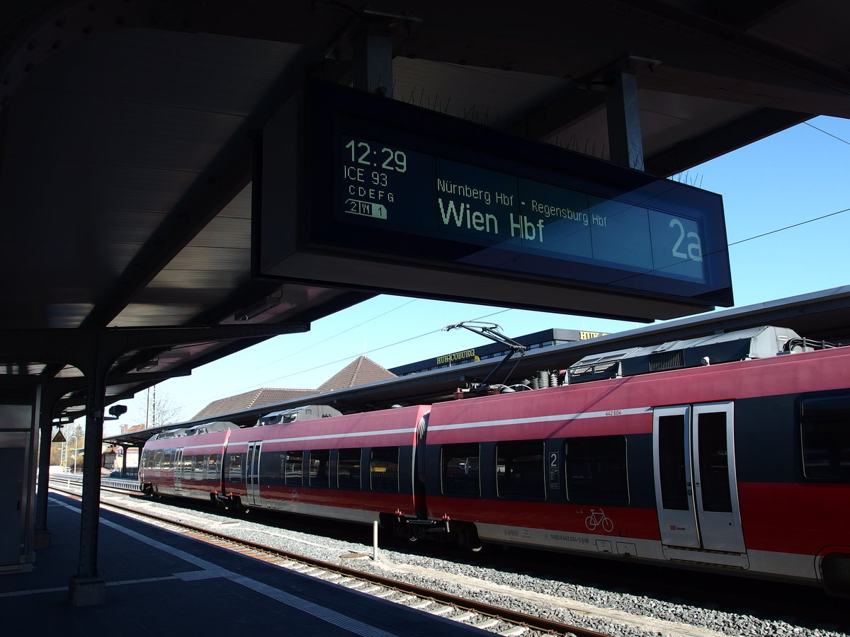 ICE 93 nach Wien HBF wird am 16.02.2019 angezeigt.
Im Hintergrund steht im Bahnhof Coburg der RE nach Lichtenfels.