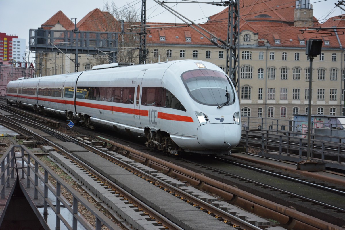 ICE BR 605 fährt als ICE 380 nach Aarhus. Aufgenommen am 24.12.2014 bei der Durchfahrt Berlin Alexanderplatz. 