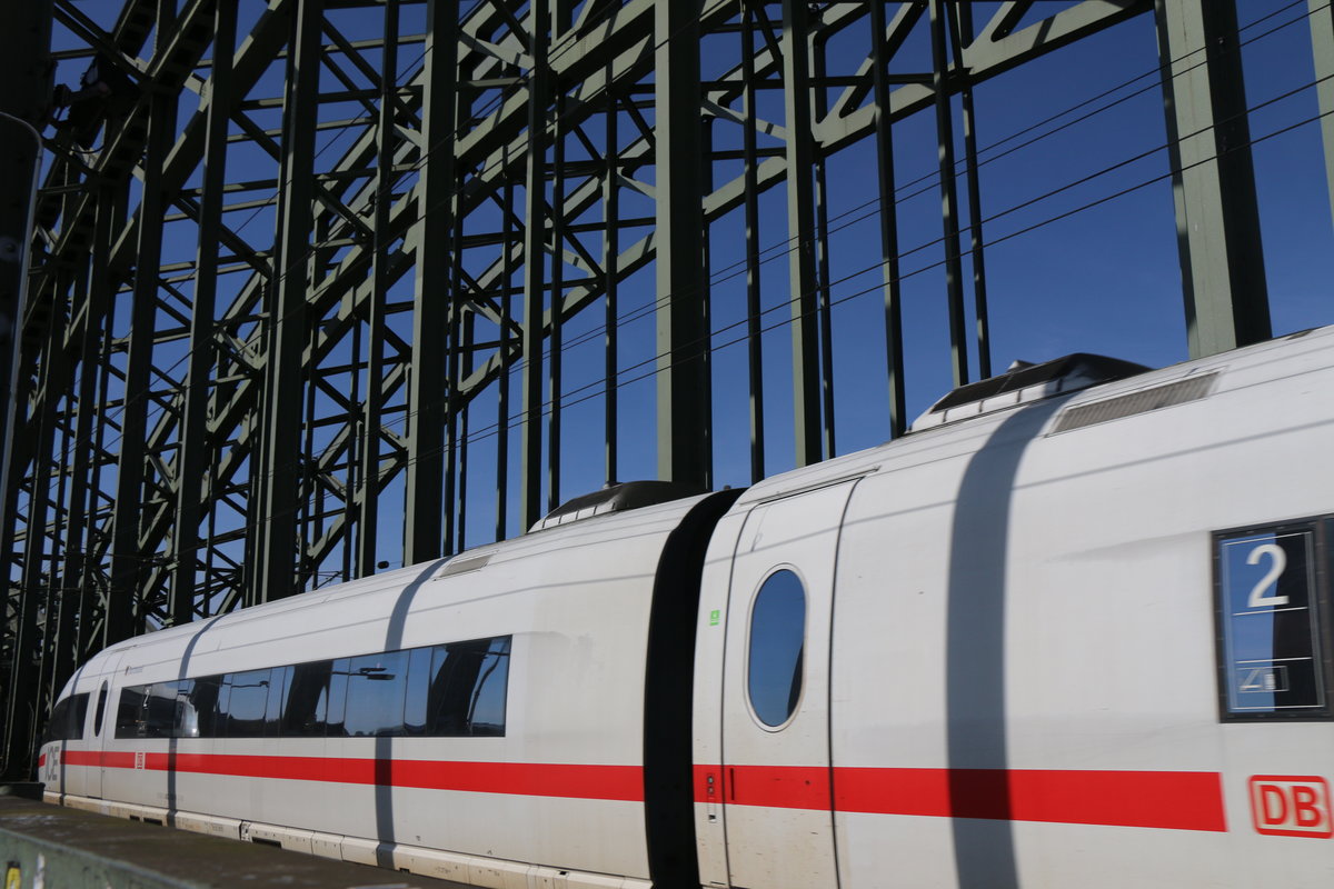 ICE Dortmund (Baureihe 403) am 26.3.2017 bei der Einfahrt in Köln HBF auf der Hohenzollernbrücke.