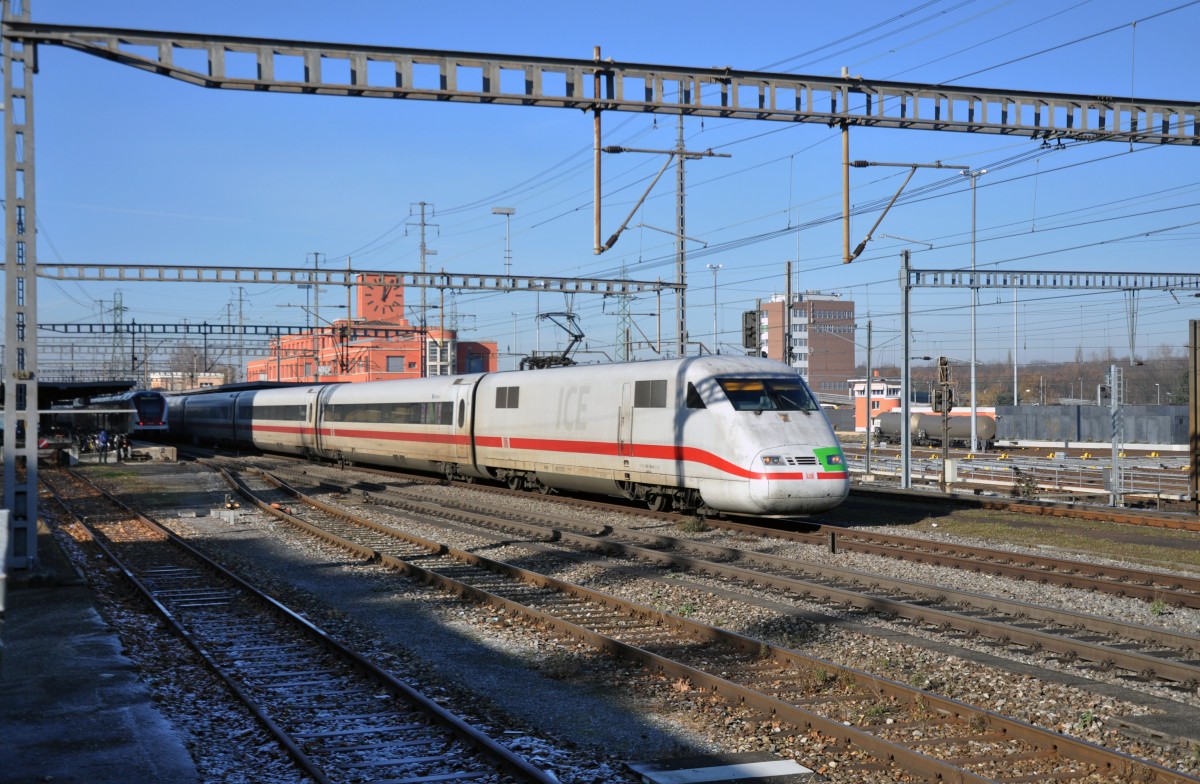 ICE durchfährt den Bahnhof Muttenz. Die Aufnahme stammt vom 09.12.2013.