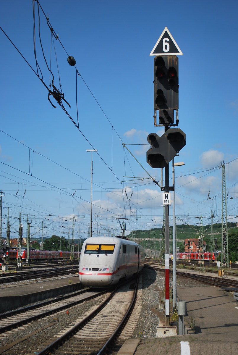 ICE nach Hamburg verlässt den Würzburger Hauptbahnhof (August 2017).