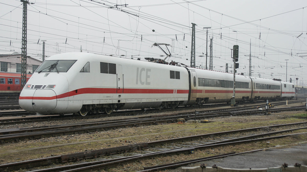 ICE-S 410 101-0 mit zwei Messwagen (810 102-4 / 101-6)  und Triebkopf 410 102-8 der DB Systemtechnik beim Richtungswechsel in Basel.
07.02.2018