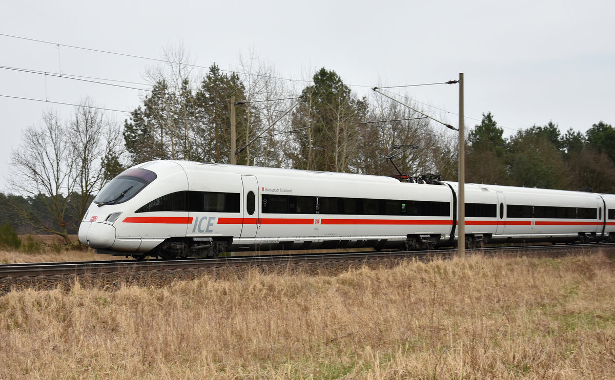 ICE-T 411 013-6  Hansestadt Stralsund  kommend aus dem Hagenower Land, unterwegs nach Hamburg. 09.04.2018, 3km östlich von Büchen.
