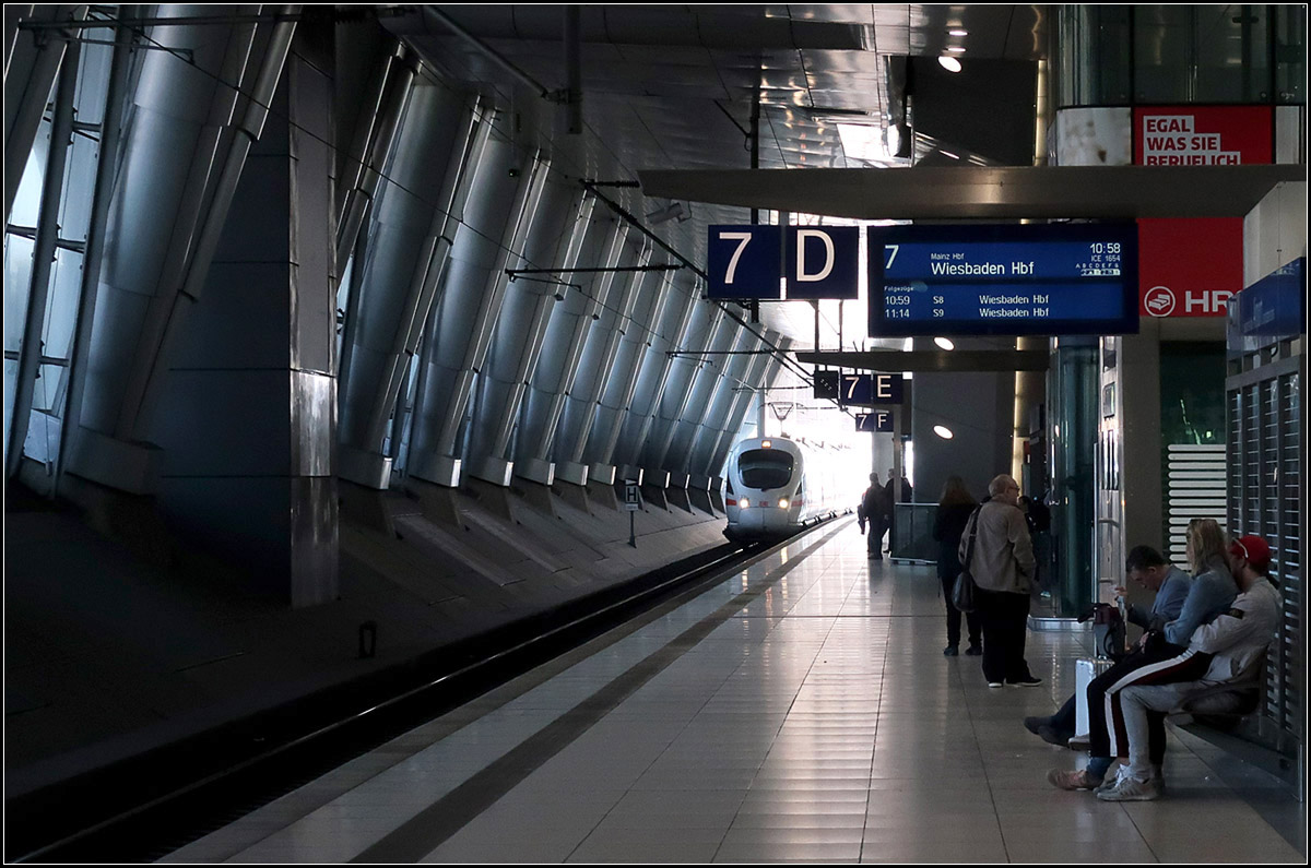 ICE-T, aus dem Licht kommend -

Einfahrt unseres Zuges in den Fernbahnhof am Flughafen Frankfurt am Main.

08.04.2018 (M)