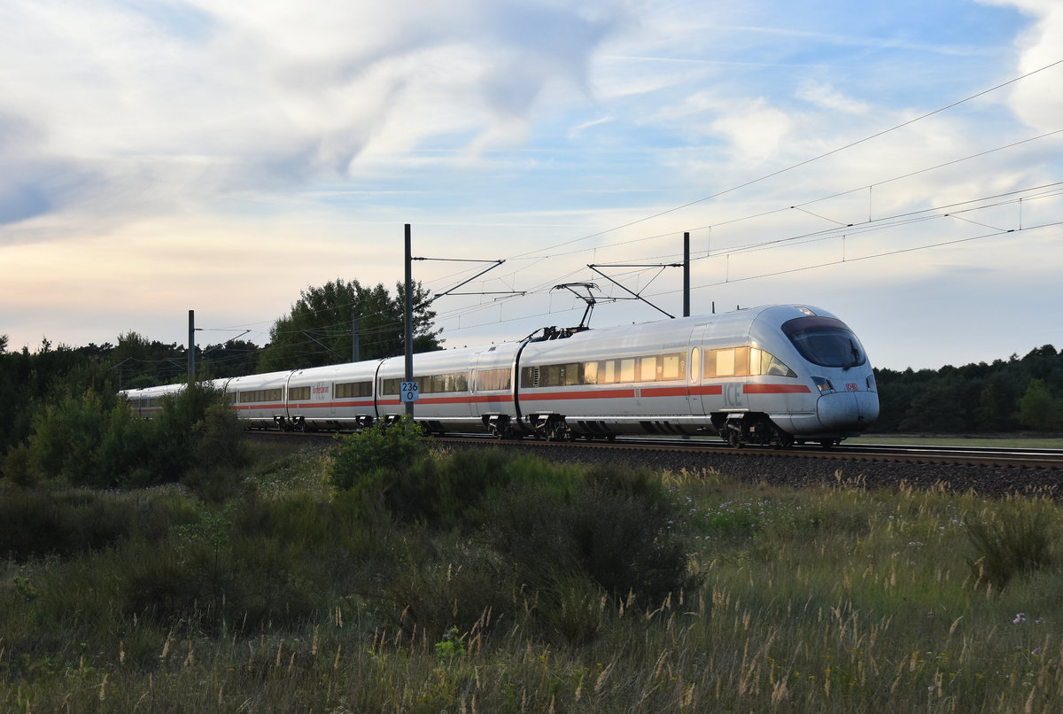 ICE-T  Hansestadt Wismar  in Doppeltraktion mit dem ICE-T  Hansestadt Stralsund , unterwegs in Richtung Schwerin. 3km östlich von Büchen, 06.08.2018.