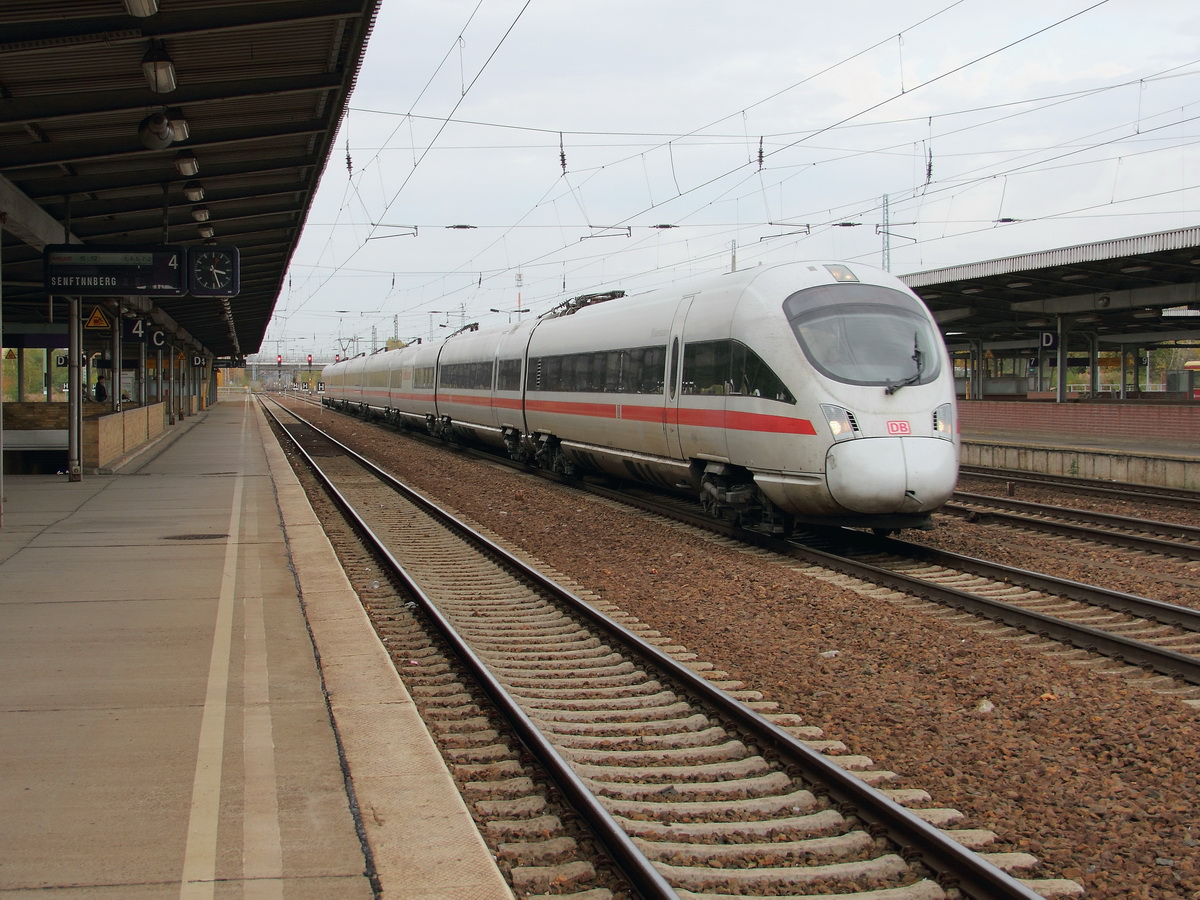 ICE-T-Triebzug 1184  Kaiserslautern  (411 084-7) am 23. Oktober 2013 bei der Durchfahrt durch den Bahnhof  Berlin Flughafen Schnefeld.