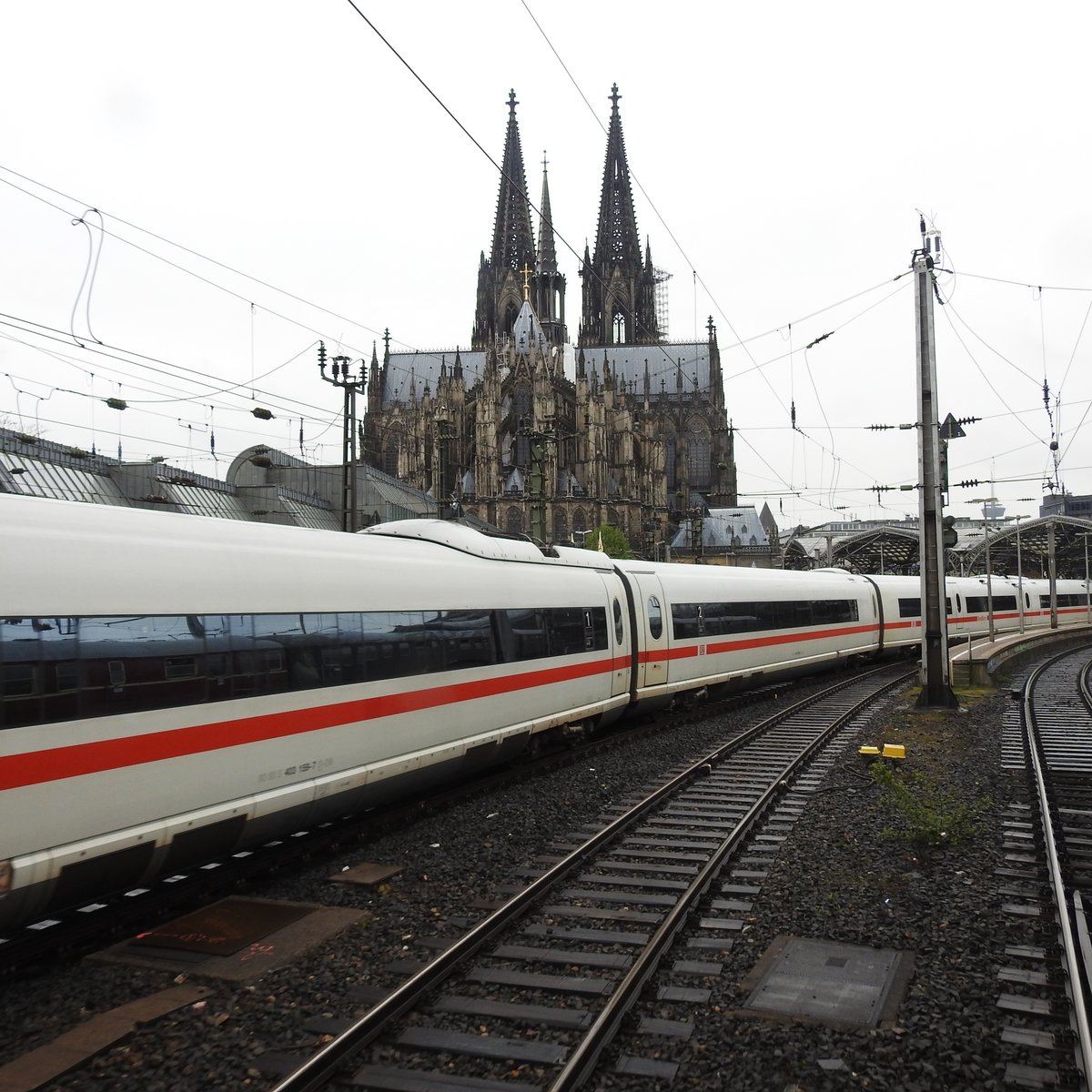 ICE VOR DEM KÖLNER DOM
Gerade hat der ICE den Kölner Hauptbahnhof verlassen und fährt Richtung Hohenzollernbrücke-fotografiert am 22.4.2017 as dem Dampfsonderzug der
Eisenbahnfreunde Treysa....