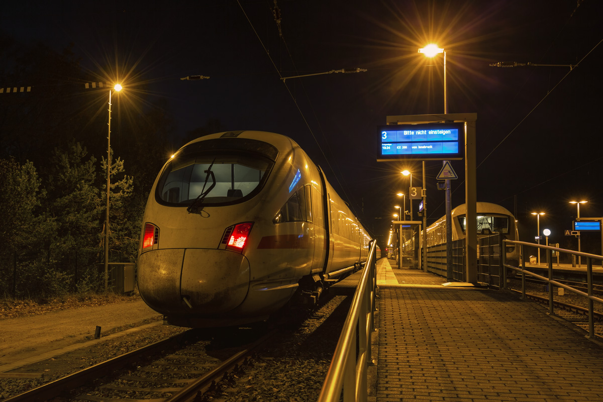 ICE Wien am frühen Abend am Bahnsteig 3 in Binz. - 06.11.2016