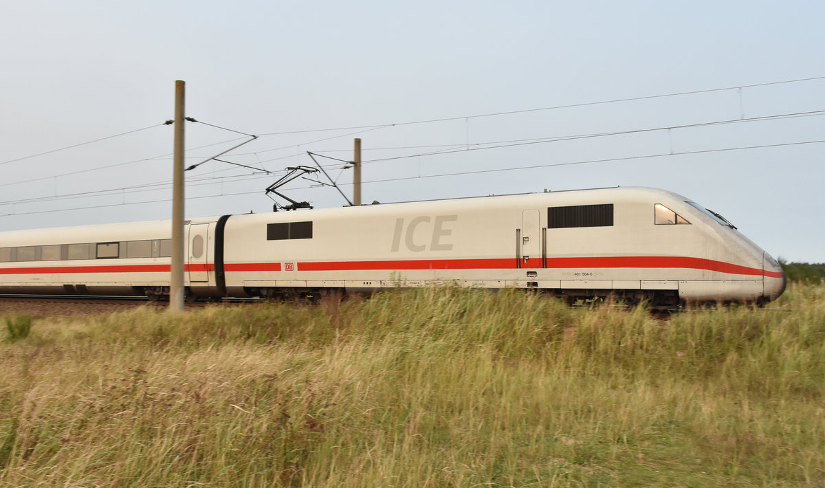ICE1 401 506-4 kommend aus Hamburg. Hier gut die Geschwindigkeit zu erkennen, die er drauf hatte. 3km östlich von Büchen 17.10.2017