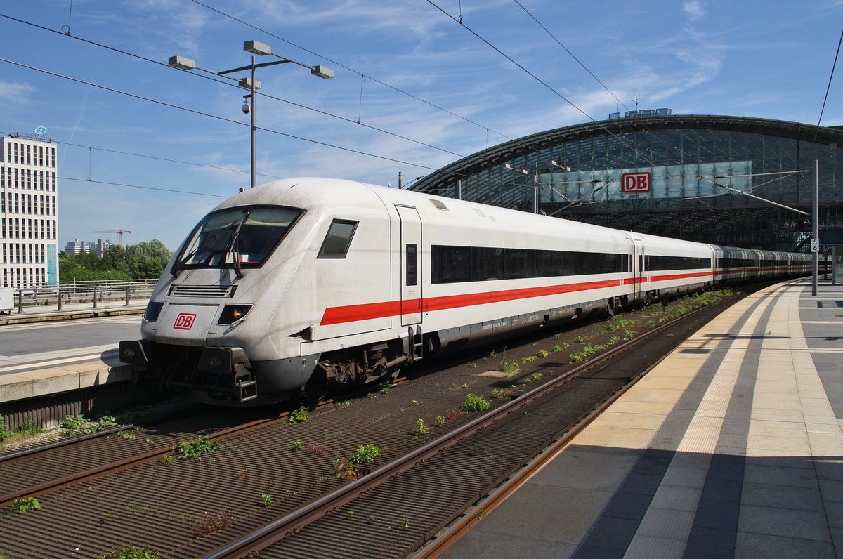 ICE1071 von Berlin Ostbahnhof nach Frankfurt(Main) Hauptbahnhof fährt am 28.5.2017 aus dem Berliner Hauptbahnhof aus. Schublok war 101 124-6. 