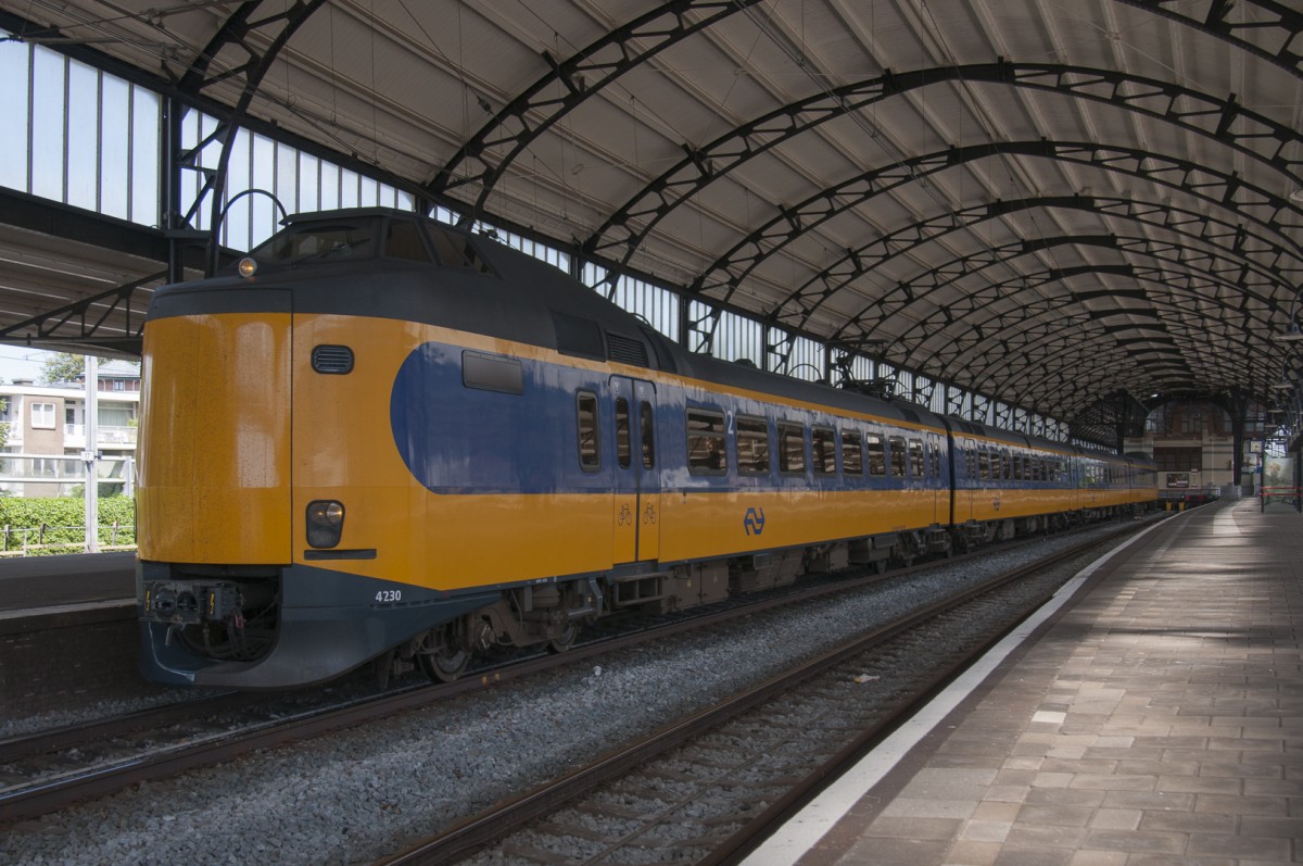 ICM 4230 mit IC 3436 von Haarlem nach Hoorn, hier in Haarlem am 01 juni 2015.
