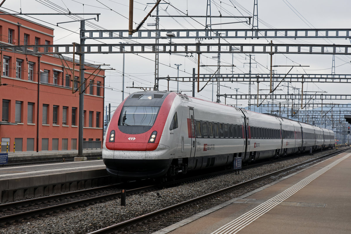 ICN 500 004  Mani Matter  durchfährt den Bahnhof Muttenz. Die Aufnahme stammt vom 26.10.2018.