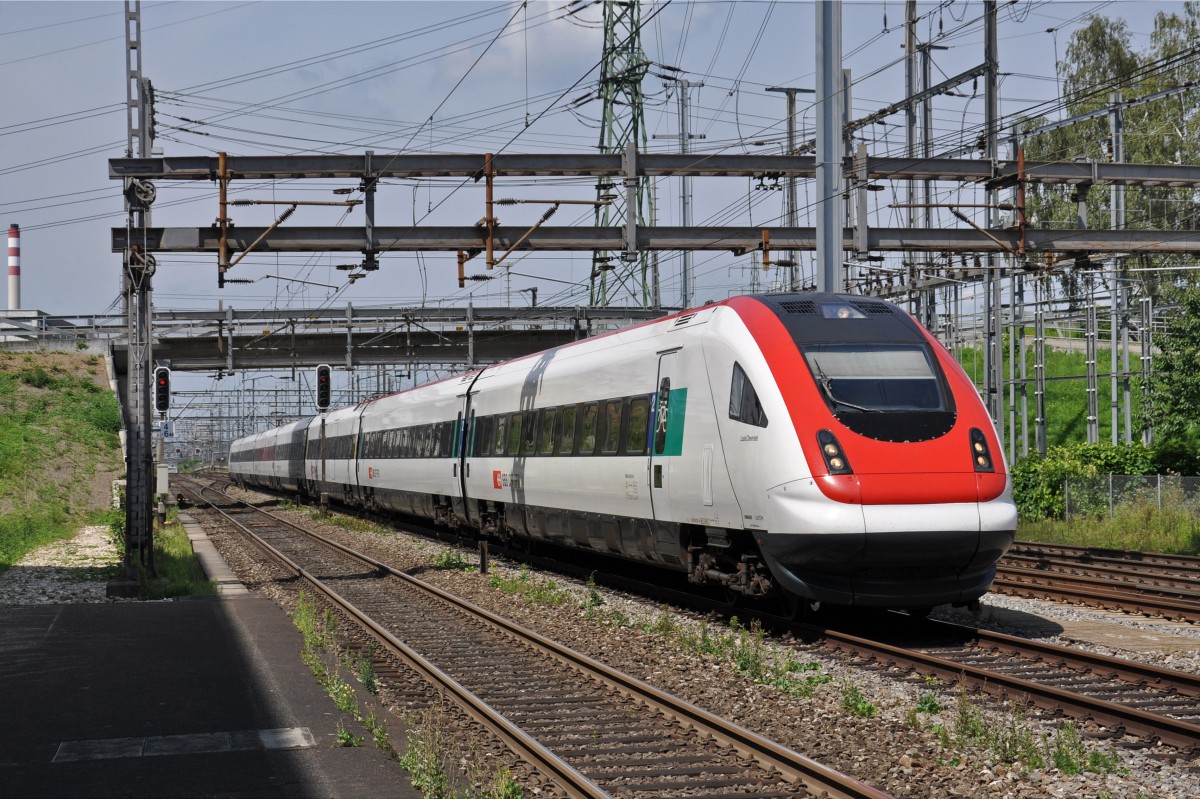 ICN 500 030  Louis Chevrolet  durchfährt den Bahnhof Muttenz. Die Aufnahme stammt vom 06.08.2014.