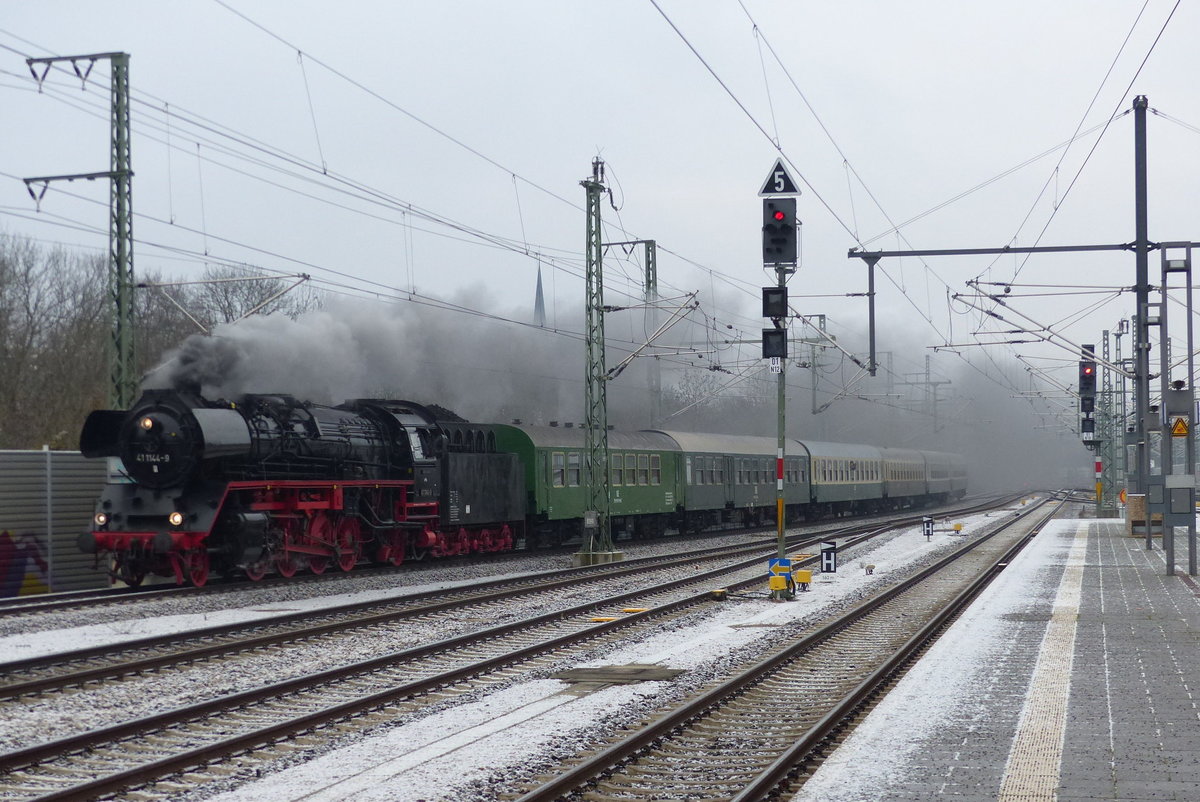 IGE Werrabahn 41 1144-9 mit dem RE 16991  Nikolaus-Express  von Eisenach nach Gera Hbf, am 01.12.2017 in Erfurt Hbf.