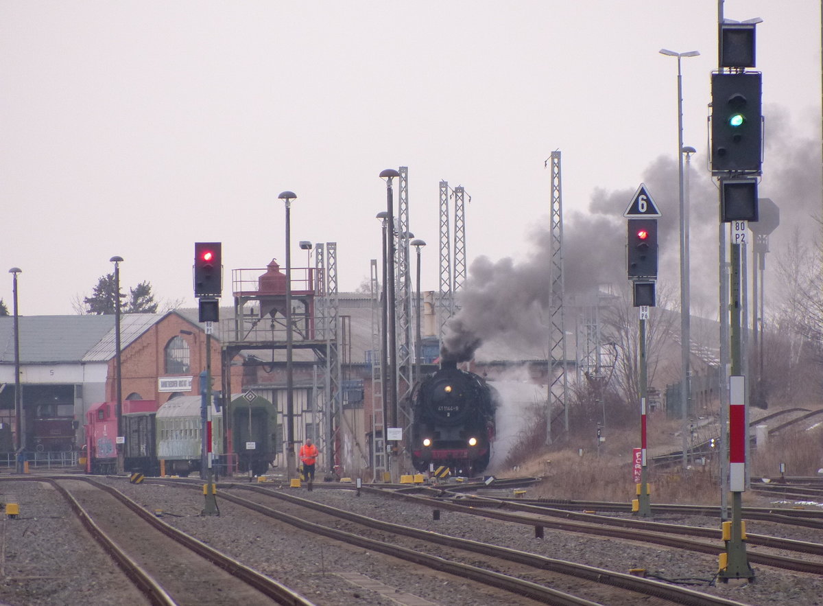 IGE Werrabahn 41 1144-9 mit dem späteren RC 16992  Rodelblitz II  nach Eisenach, am 10.02.2018 im Bw Arnstadt.