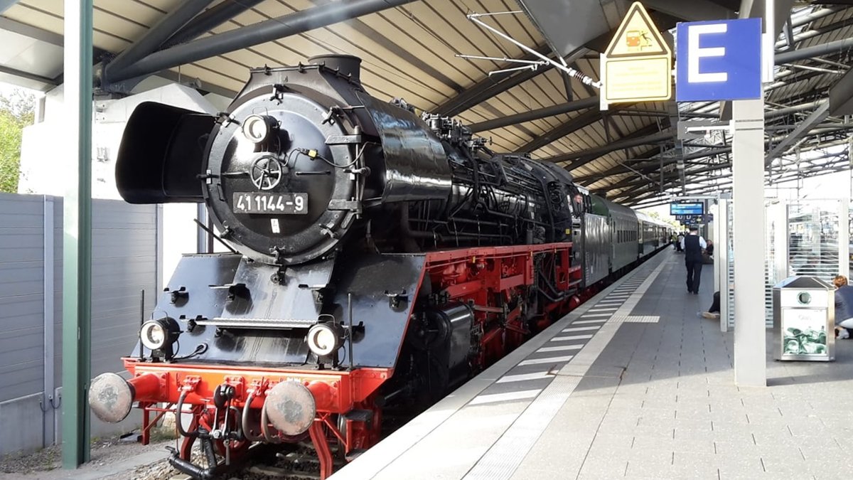 IGE Werrabahn-Eisenach 41 1144-9 mit dem  Zwergen-Express  RC 16991 nach Gera Hbf, am 21.09.2018 in Erfurt Hbf.